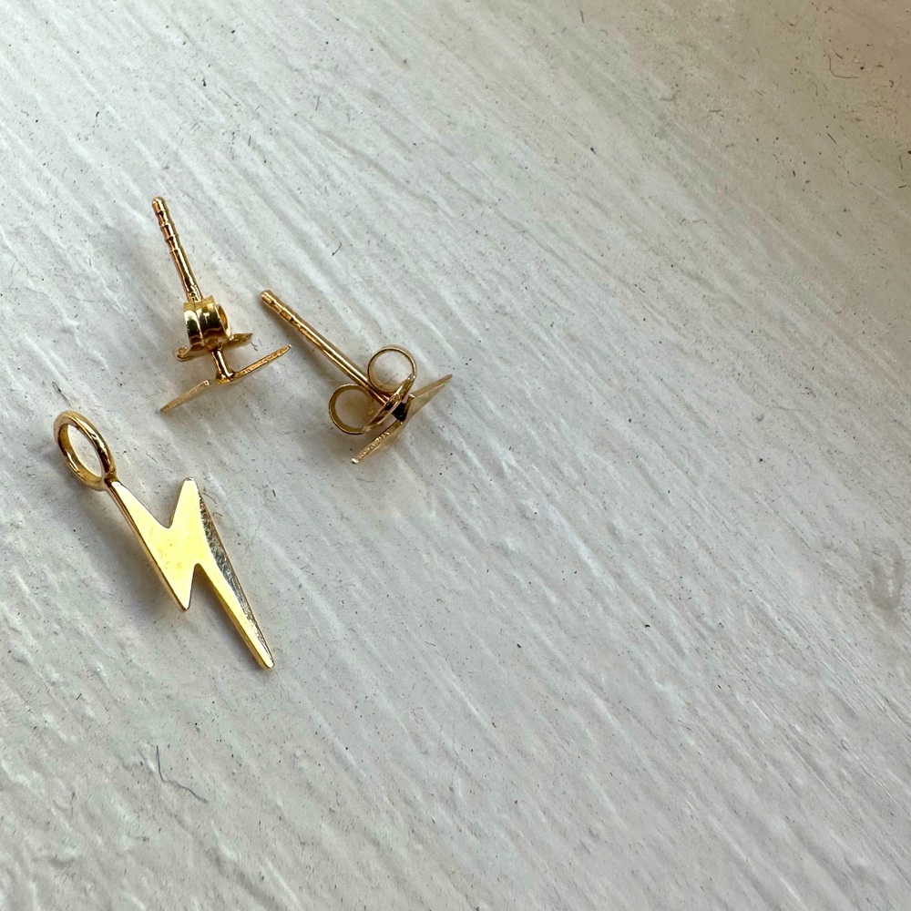 ⚡️⚡️Lightening Strikes! 14k Gold Studs & Pendant Set ⚡️⚡️